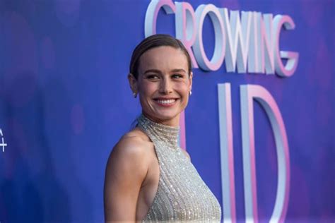 Brie Larson Glows in Orange Bikini Selfies From。